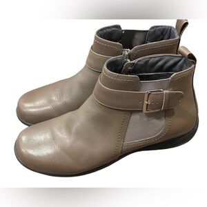 Vionic by Orthoheel Adrie Brown
Ankle Boots Size 9